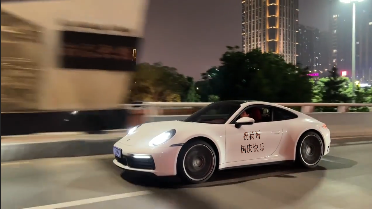 夜晚美女开跑车