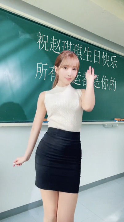 黑板美女跳舞